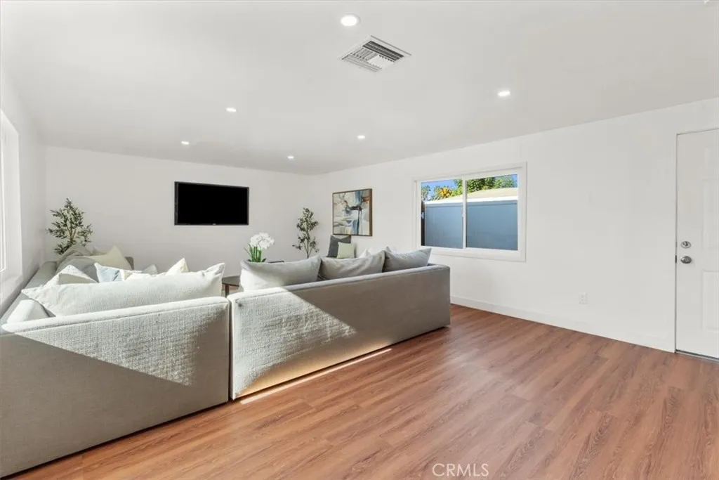 8008 Aura, Reseda, California 91335 home-pic-21